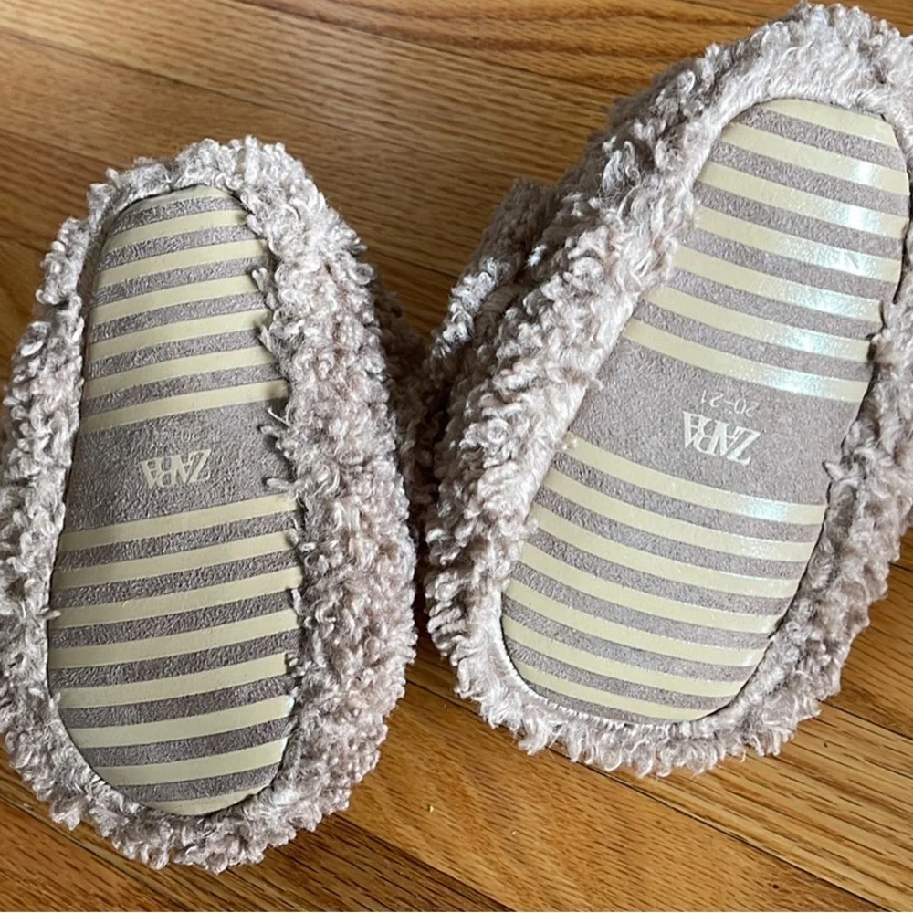 Like new Zara fuzzy puppy slippers 5 5.5 toddler